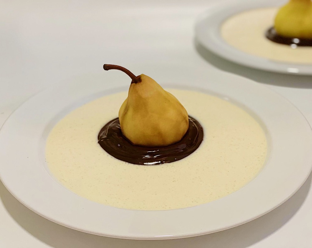 Sous Vide hrušky s čokoládovou ganache a vanilkovou omáčkou (Crème Anglaise) 